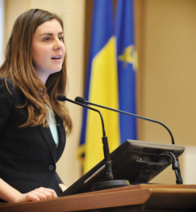 IOANA MARIA PETRESCU  Mandat: 05 martie 2014 - 15 decembrie 2014 Grad de timiditate: Mediu Moment care a făcut-o făcut celebră: Episodul ”MTO” - obiectiv bugetar pe termen mediu – în care Ioana Petrescu,  alături de premierul de atunci, Victor Ponta, a fost pusă în dificultate de către președintele României din acea perioadă, Traian Băsescu.  Orientare politică: apolitică