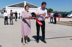 Elena Claudia Iordache, CEO MHS Truck & Bus și Bátori Géza, primarul orașului Borș