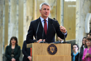 Eugen Teodorovici   Mandat: 30 martie 2015 - 17 noiembrie 2015   Grad de timiditate: Scăzut  Moment care l-a făcut celebru: Eugen Teodorovici a apărut de câteva ori în presa tabloidă, în urma incursunilor sale în cluburi și discoteci Orientare politică: social-democrat  Sursa foto: Wikimedia Commons – Guvernul României