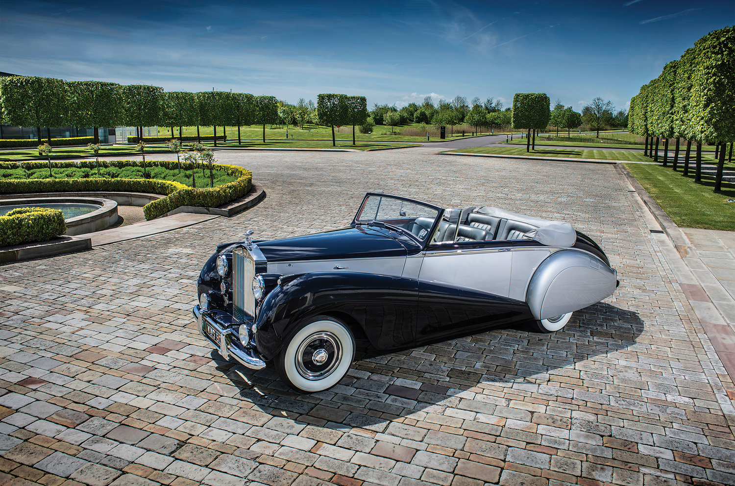 P90183755_highRes_1952-rolls-royce-sil