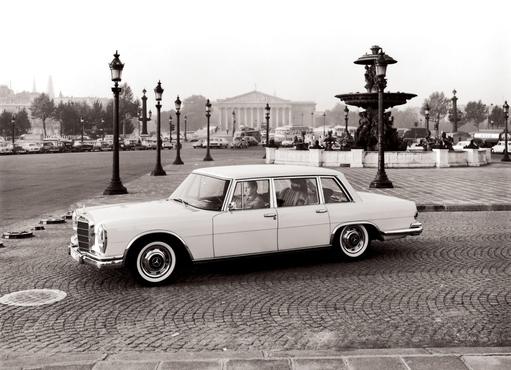 Mercedes-Benz Typ 600 Limousine aus dem Jahre 1963 (auf dem Place de la Concorde in Paris)