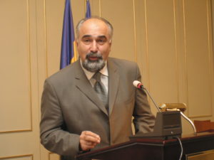 VARUJAN VOSGANIAN - Mandat: 5 aprilie 2007 - decembrie 2008  Grad de timiditate: Scăzut Moment care l-a făcut celebru: În februarie 2015, Varujan Vosganian a apelat cu succes la o sicluță cu mir, la lacrimi și la un acatist pentru a-și convinge colegii senatori să nu voteze începerea urmăririi sale penale în dosarul ”Gaze ieftine”.  Orientare politică: liberal   Foto: Marianmocanu | Dreamstime.com - Varujan Vosganian Photo