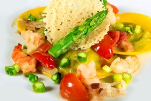cappellaci di ricotta e spinaci al ragout di gamberi e culatello