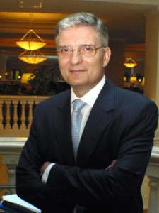 Daniel Dăianu  Mandat: 05 decembrie 1997 - 23 septembrie 1998 Grad de timiditate: Scăzut  Moment care l-a făcut celebru: Daniel Dăianu, un reputat specialist în economie, în prezent membru în Consiliul de Administrație al Băncii Naționale a României (BNR) s-a remarcat încă din anii 80 printr-o serie de critici asupra politicilor economice comuniste, evocate, la vremea respectivă, la postul de radio Europa Liberă. Anterior acestui moment, Daniel Dăianu lucrase la Direcția de Informații Externe (DIE), pe problematici economice.   Orientare politică: liberal   Foto: Marian Mocanu | Dreamstime.com - Daniel Daianu