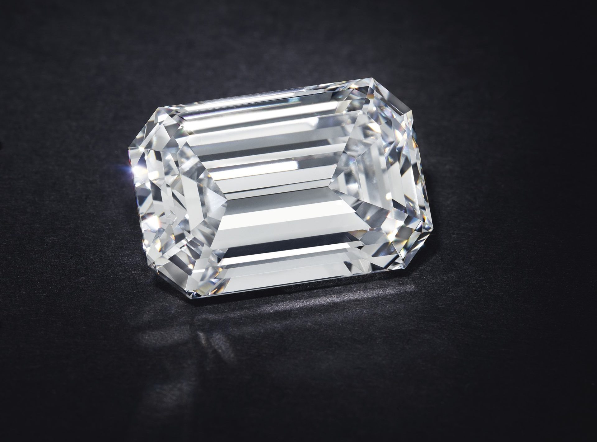 Gigantul diamantelor De Beers, evaluat la un miliard de dolari Richemont negociază intrarea în consorțiul de achiziție