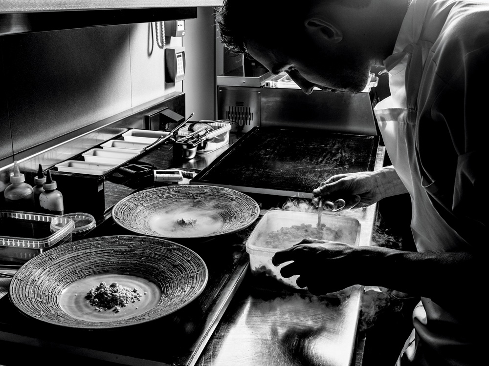 5. maaemo_restaurant_0531_final-1600x1200