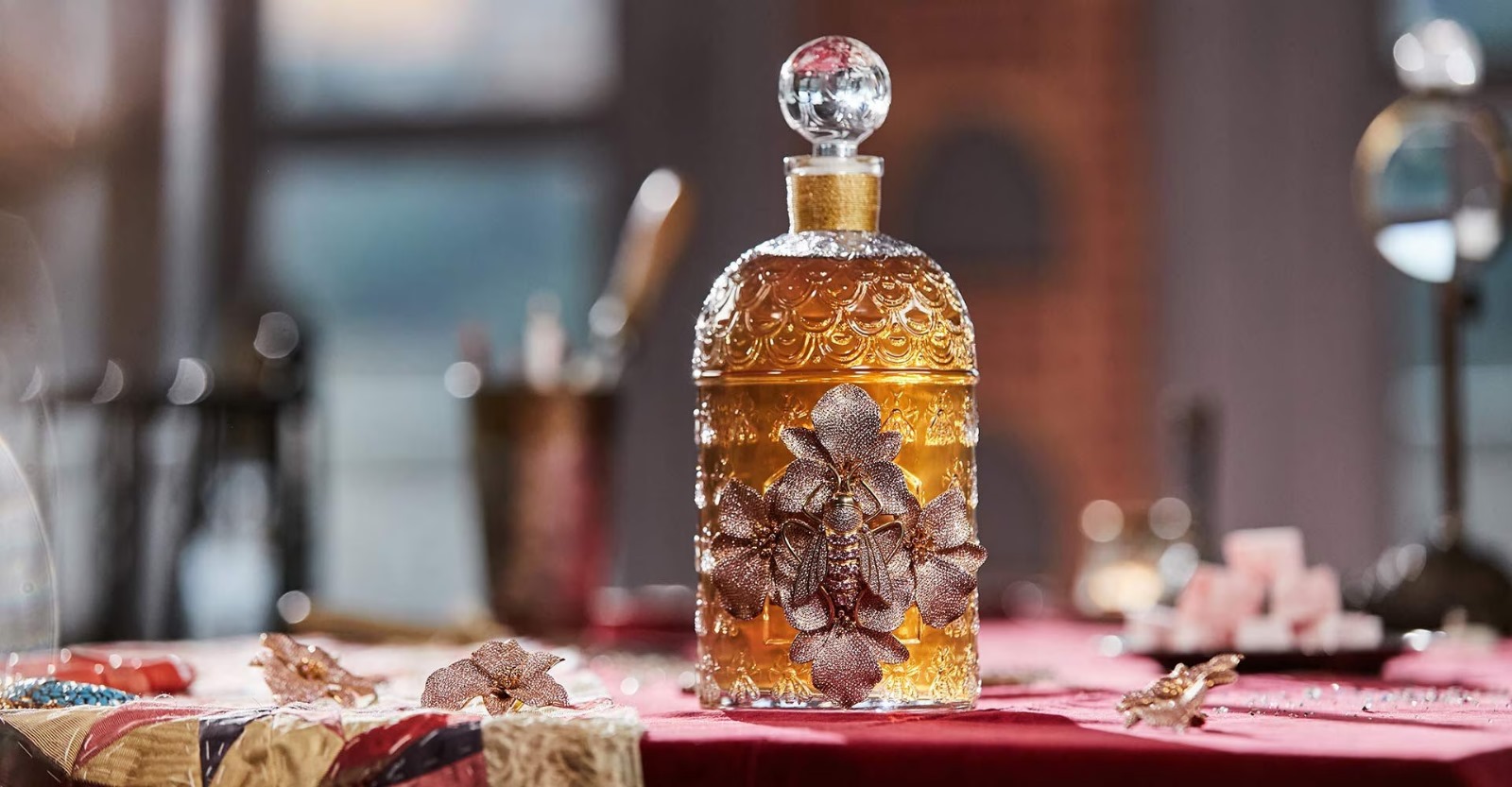 Guerlain a prezentat o nouă versiune Bee Bottle, concepută de