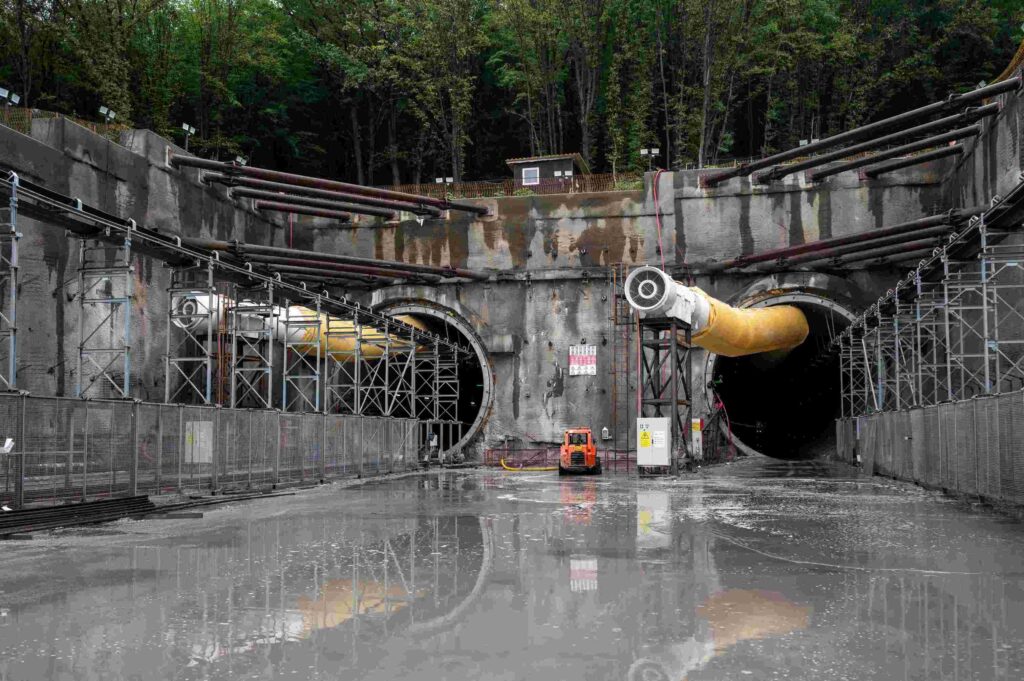  Gurile de ventilație pentru forezele Eleni și Varvara, intrate adânc în munte.