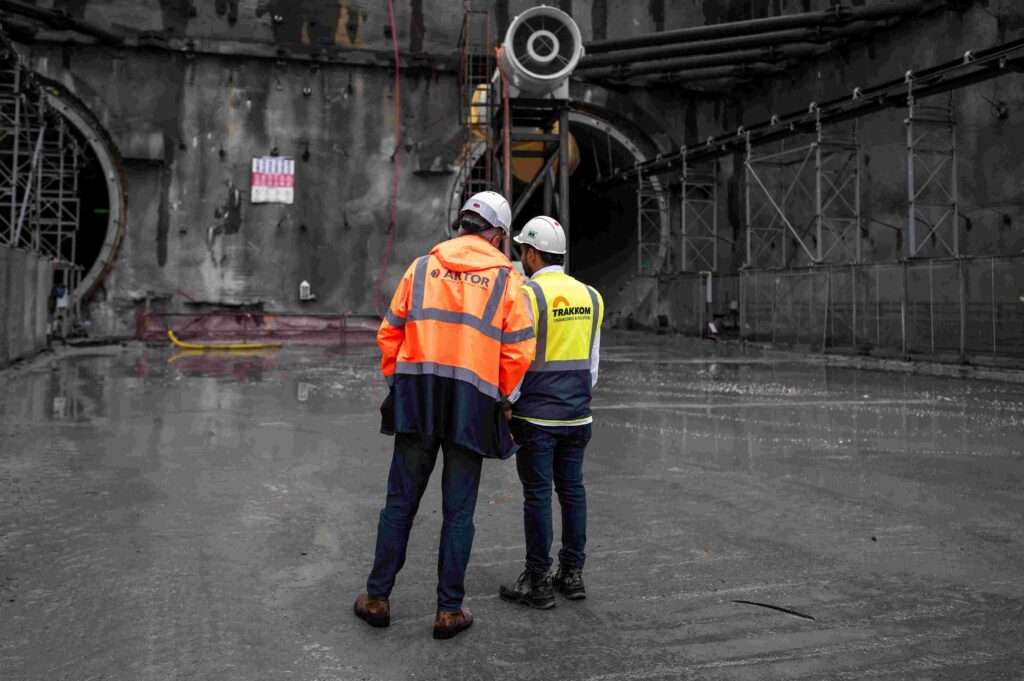 Vorbește cu oamenii și încurajează oamenii să vorbească. Management pentru oameni.
