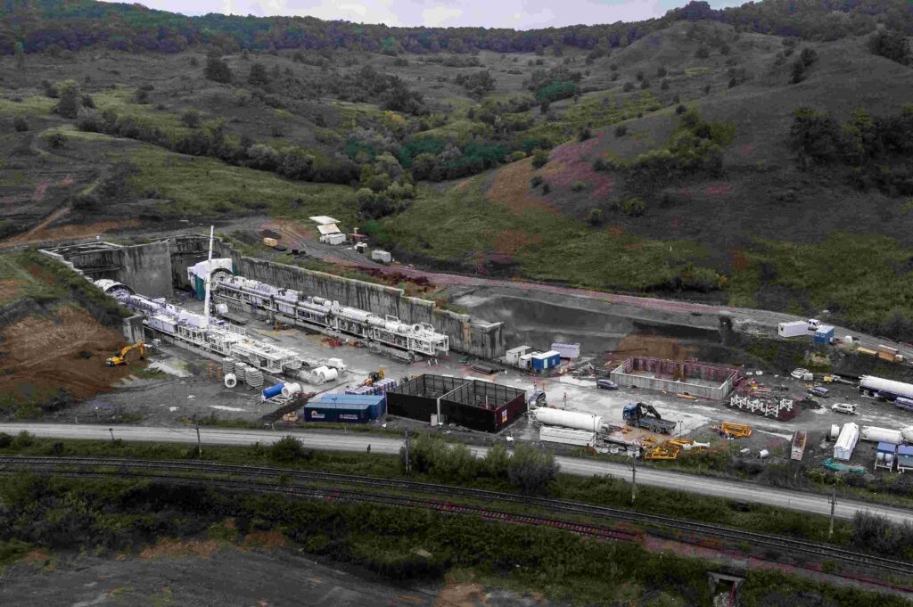 Actuala cale ferată este chiar peste drum de intrarea în viitoarea pereche de tuneluri